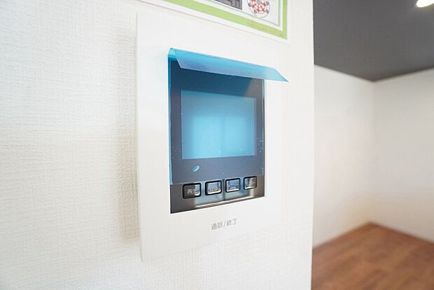 【TVモニター付インターホン】防犯はもちろん、セールスマン対策にもなるモニター付きインターホンです。
来訪者の顔が見えるので安心ですね＾＾
