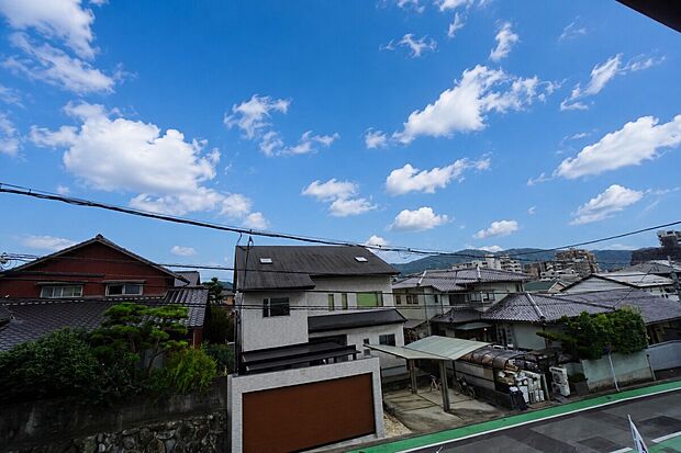 【眺望】1号棟。
目の前に日差しを遮る建物がないので、日当たり&風通し良好です^^心地よい自然の光や風を感じることができ、ほどよく開放感のある空間がつくれます。