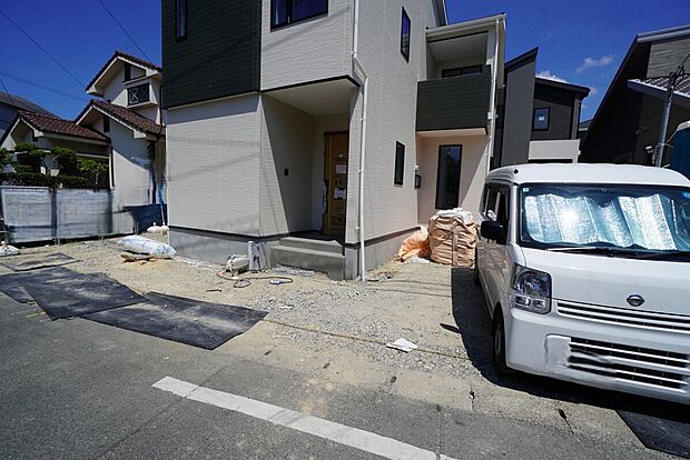 【駐車場】2号棟。
駐車2台可能で、ご夫婦それぞれの車も停められます！
小学校まで徒歩6分＾＾