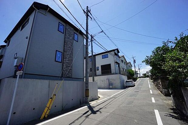 前面道路は広く、車同士がすれ違うスペースが十分にあります。落ち着いた住宅地内で快適な生活を実現してみませんか＾＾