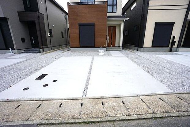 2号棟。駐車スペースはゆとりある2台分を確保。マイカー用に、お客さま用に、余裕を持ってご利用いただけます＾＾

