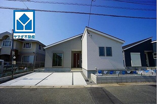 4号棟。周辺は落ち着いた住宅街＾＾10年間の瑕疵保証が付いた安心の新築戸建。最新の設備で気持ちの良い新生活を送りませんか。毎日のお料理やバスタイムが楽しみになりますね。

