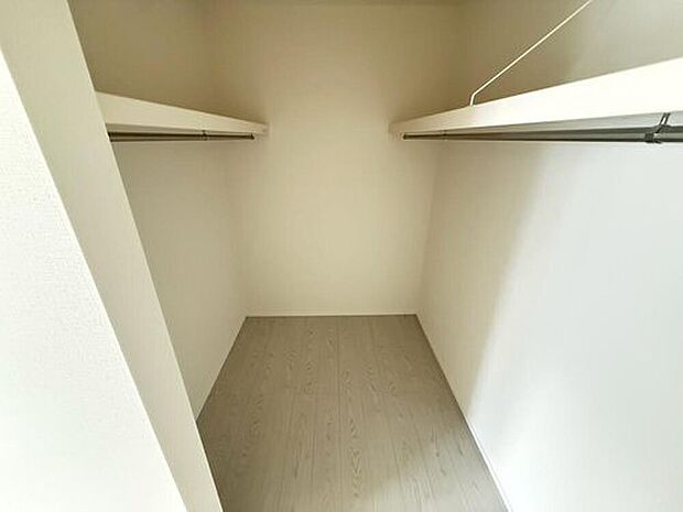 【1号棟。】洋室にはハンガーパイプ付きのウォークインクローゼットが設けられています。たっぷり収納できるので衣替えの心配もいりませんね^^