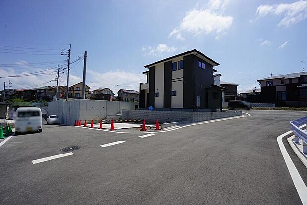 【前面道路含む現地写真】1号棟前面道路。前面道路は広く、車同士がすれ違うスペースが十分にあります。落ち着いた住宅地内で快適な生活を実現してみませんか^^