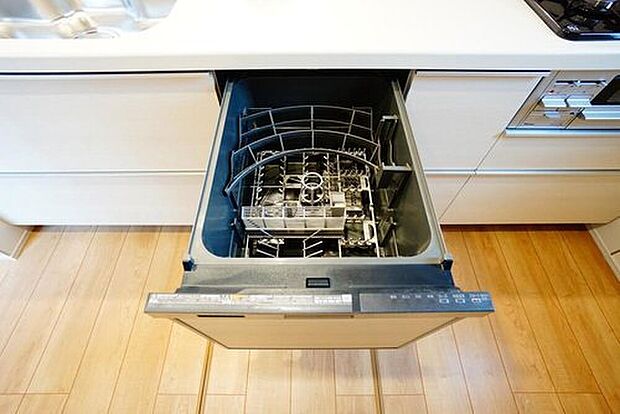 【食器洗浄乾燥機】炊事時間を大幅に短縮できる食器洗浄乾燥機付き^^食器を洗う手間が減るので家族とのコミュニケーションの時間や自分の時間が増えますね。