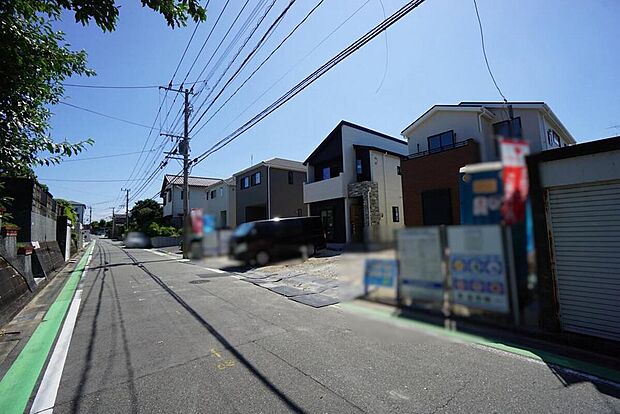 【前面道路含む現地写真】前面道路は広く、車同士がすれ違うスペースが十分にあります。落ち着いた住宅地内で快適な生活を実現してみませんか^^