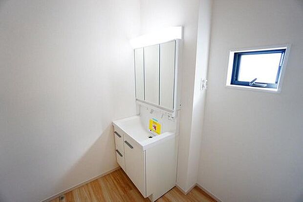 【三面鏡裏収納付き洗面化粧台】歯磨きセットやスキンケア用品などの収納に便利ですね。
生活感も隠すことができ、来客時にも安心です。