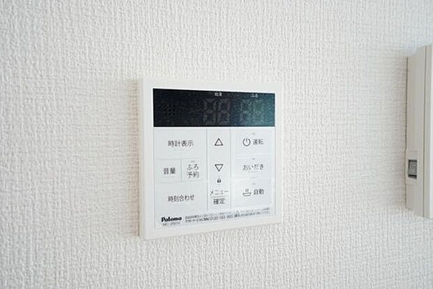 【追いだき機能付き給湯器】おいだき機能つきなのでお風呂に入る時間が異なるご家庭には嬉しいですね。ボタン一つで快適で便利な生活が＾＾