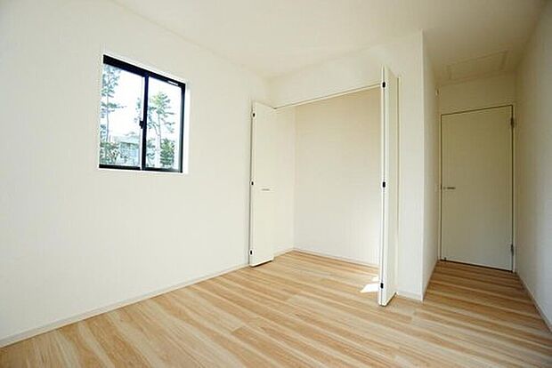【2階洋室】住む人のこだわりを活かす洋室＾＾広めのクローゼットもあり荷物もすっきり片付けられ、ゆとりのある暮らしが出来ます＾＾