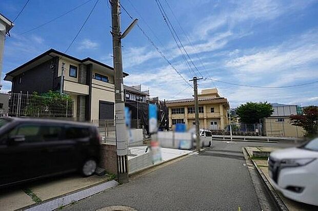 【前面道路含む現地写真】大型車の通行が少なく、騒音や振動が少ないので静かで快適な生活を送れます。住人以外の車の進入も少なく、小さなお子様を持つご家庭にも安心です。