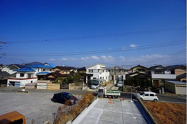 【住戸からの眺望写真】日差しが遮られないように隣家との間に距離を設けています。住宅地ですのでご近所様とコミュニケーション取りやすい距離感が良いですね。

