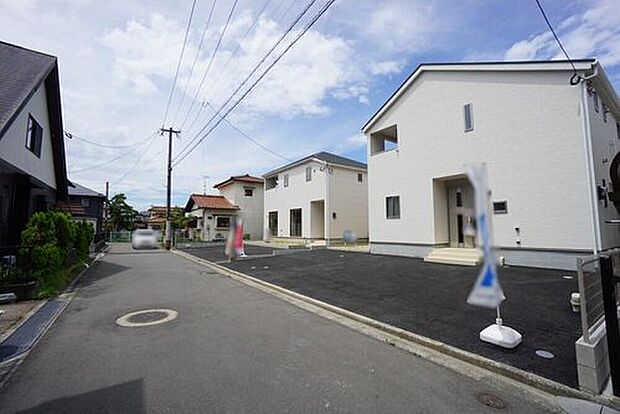 【前面道路含む現地写真】前面道路東側約5.18ｍ公道。道路を通る自動車の音や、通行人からの視線が家の中には届かないため、平穏な暮らしが楽しめるでしょう。

