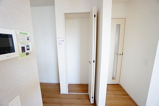 【収納】4号棟。まとめ買いしてもこの収納量なら心配要らずのパントリー。調理家電や食品のストックをすっきりまとめられ、キッチン周りを広々使えます。

