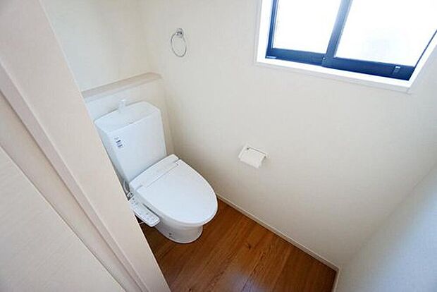 【トイレ】温水洗浄機付トイレです。節水機能もあるので、安心して使えますね。もちろん、1階2階の2ヶ所にトイレがあるので、忙しい朝にもゆとりができますね。