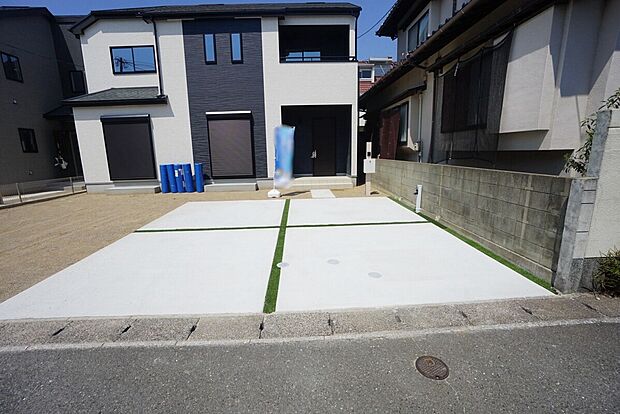 【駐車場】B号棟。駐車スペースはゆとりある4台分を確保。マイカー用に、お客さま用に、余裕を持ってご利用いただけます。