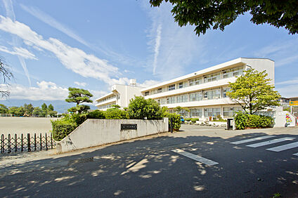 甲斐市立竜王北小学校 現地から950m～970m。(徒歩12分～13分。)