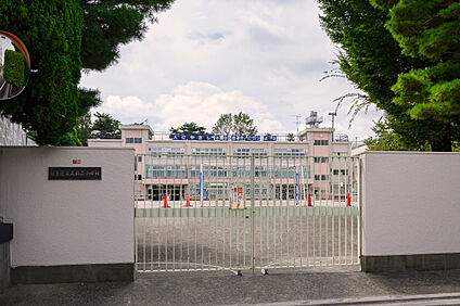 杉並区立久我山小学校 現地から402m～408m。(徒歩6分。)