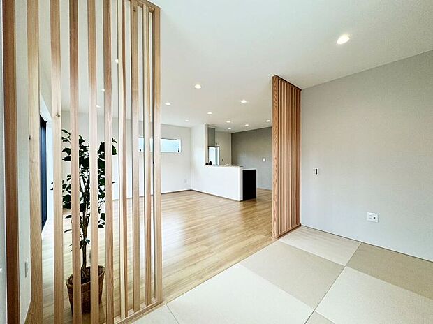 【弊社施工例：リビング】※実際の仕様とは異なります。
リビング続きの畳コーナーは縁なし畳を採用。フローリングとの一体感を保ちつつ、お昼寝したり、じゅあれあったり、ゲストルームにしたり・・・