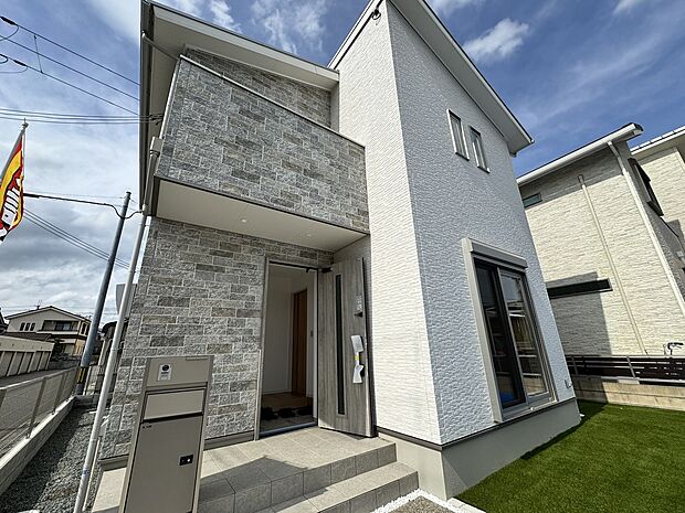 ツートンカラーのおしゃれな外観