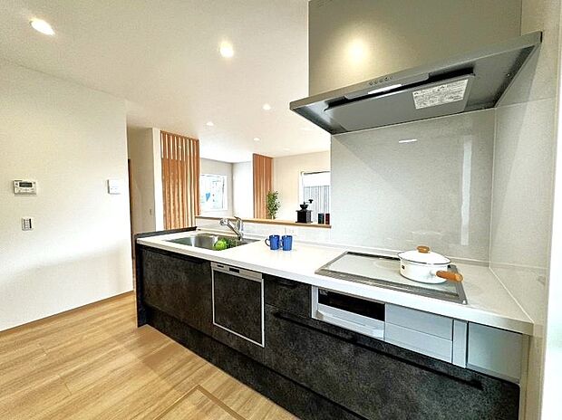 【施工例】：キッチン】※実際の仕様とは異なります。
食器洗浄乾燥機・浄水器・ＩＨクッキングヒーターのシステムキッチンを採用。引き出しは底板ステンレス製、サイレントレールで開閉も静かです。