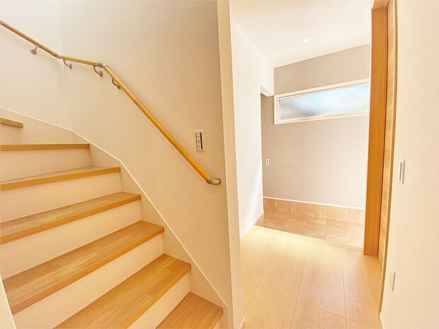 【【弊社施工例】階段ホール】階段ホールには窓からの採光を取り入れ、明るいスペースになるよう設計しています。