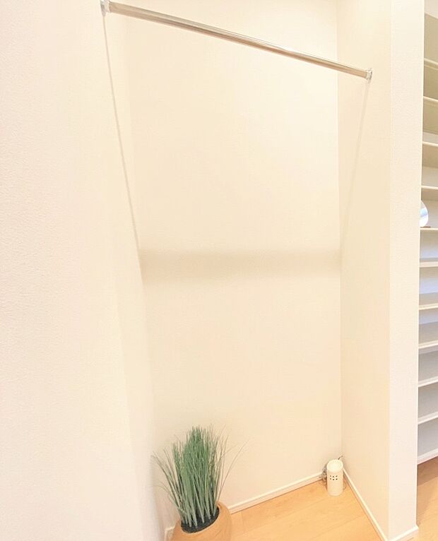 【弊社施工例／ウォークスルーのオープン収納】帰宅後は上着やバッグを収納できるオープン収納。リビングの散らかりを防ぎます♪