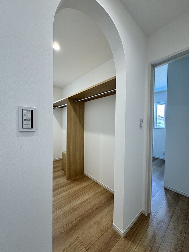 【ウォークインクローゼット】2階ホールからアクセスできるウォークインクローゼット。入口がアーチ型になったステキ空間です。