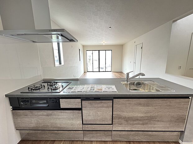 リビングを一望できる対面式システムキッチン　食洗機・浄水器付き(3号棟)