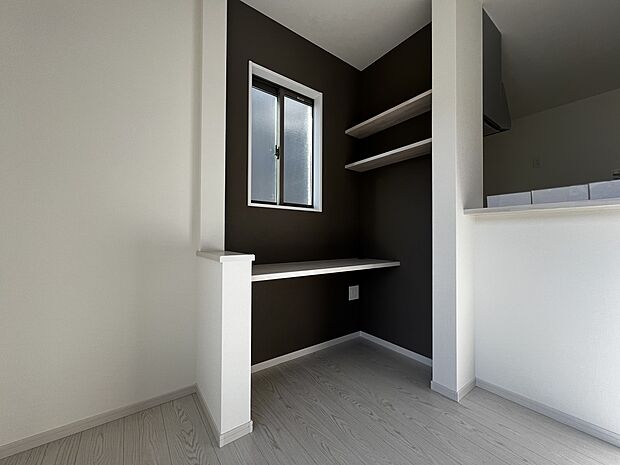 リビングには便利なスタディーカウンターを設置します(同仕様)