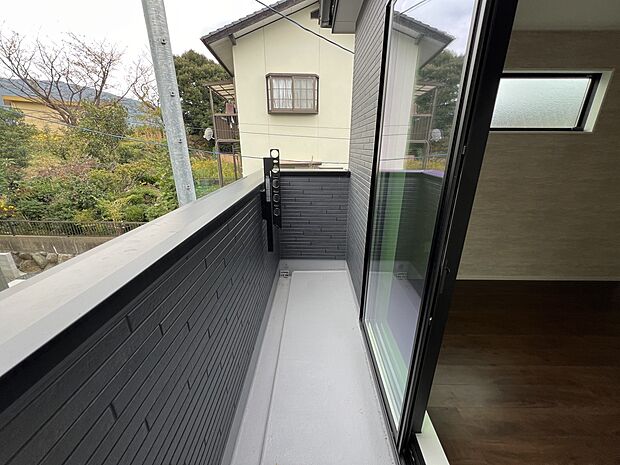 洋室6.1帖からアクセス可能なバルコニー