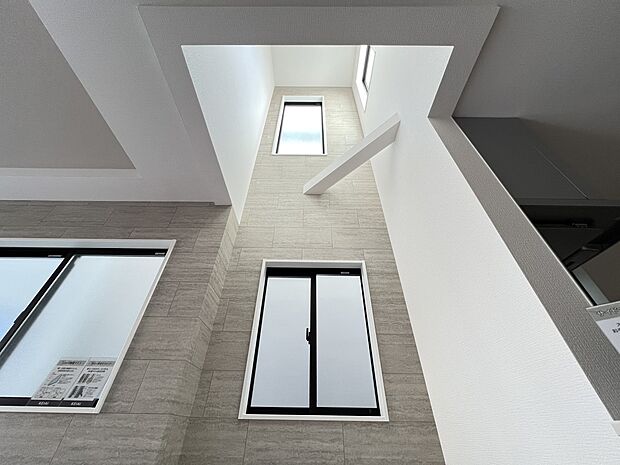 リビング上部は開放感溢れる吹抜空間