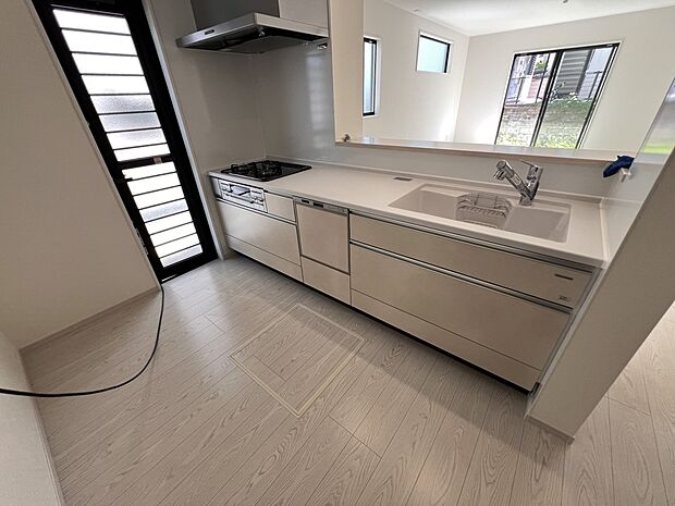 勝手口・食洗機・浄水器付きの扱いやすいシステムキッチン(2号棟)