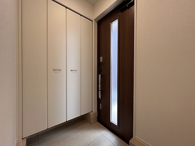 シューズボックス付の玄関は明るい印象に仕上がりました