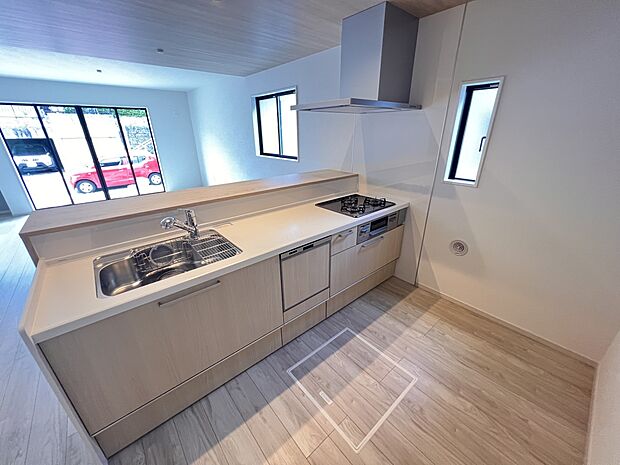 リビングを一望できる対面式システムキッチン　食洗機・浄水器付きです