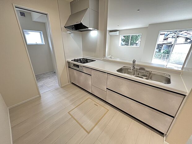 リビングを一望できる対面式システムキッチン 洗面所へもアクセス可能です