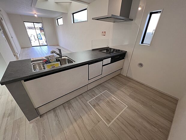 リビングを一望できる対面式システムキッチン(3号棟)