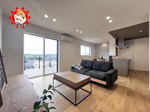 16.7帖のリビングルームはリビングイン階段を採用したコミュニケーション重視の間取りです(1号棟)