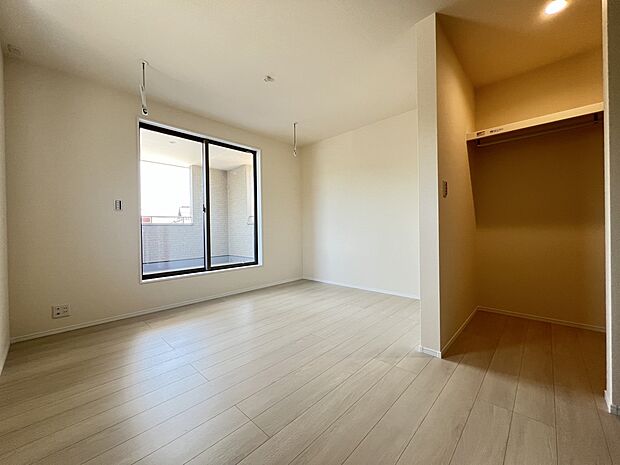 洋室7.75帖　W.I.C、バルコニー付きの広めのお部屋