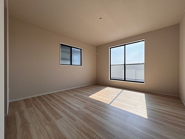 洋室10.2帖 WIC、バルコニー付きの広めのお部屋 ご夫婦の寝室にどうぞ(1号棟)