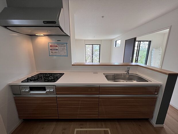 食洗機・浄水器付きの扱いやすいシステムキッチン!リビングを一望できる対面式です(2号棟)