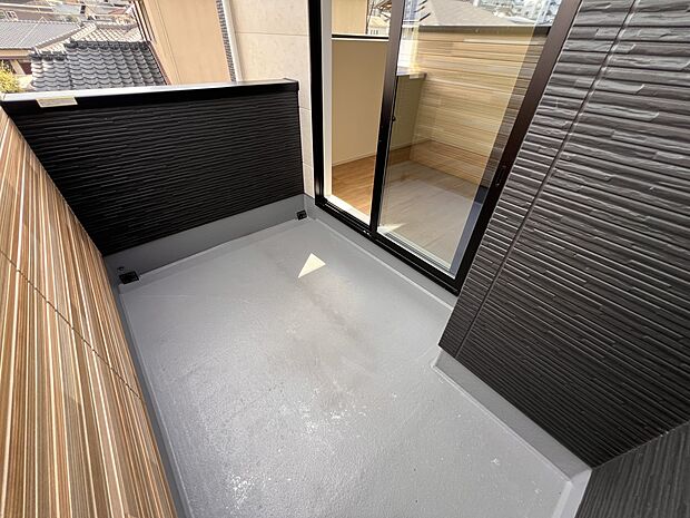 洋室6.6帖からアクセス可能なバルコニー