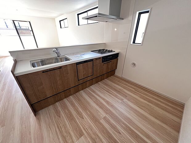 リビングを一望できる対面式システムキッチン(1号棟)