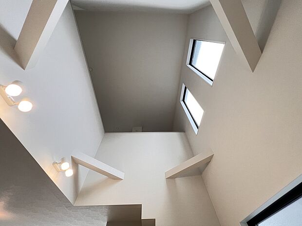 リビング上部は開放的な吹抜空間！