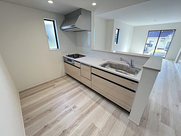 リビングを一望できる対面式システムキッチン 食洗機・浄水器付き