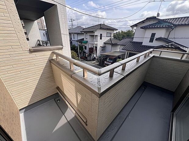 2部屋から行き来可能なバルコニー(1号棟)