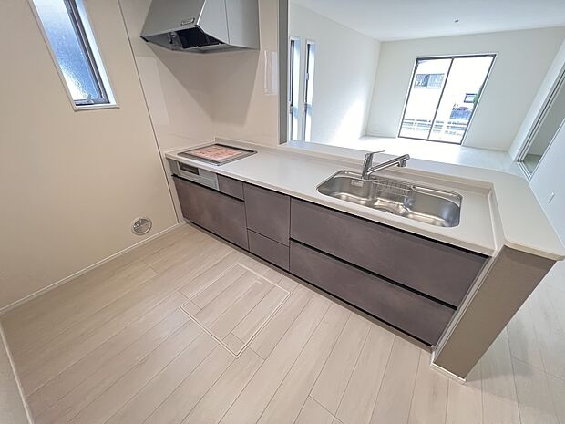 リビングを一望できる対面式システムキッチン(1号棟)