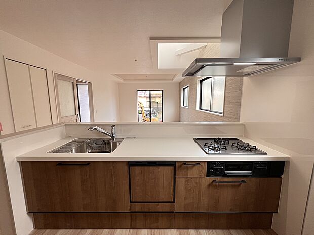 食洗機・浄水器付きの扱いやすいシステムキッチン　リビングを一望できます