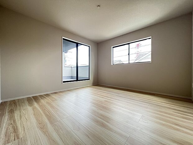 アクセントクロスがお洒落な洋室8帖 WIC、バルコニー付き