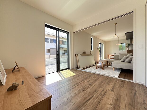 リビング続き間の洋室4.5帖　合わせて21.5帖の広々空間です