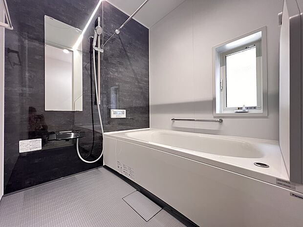 1坪タイプのバスルーム!浴室暖房乾燥機付きで、いつでも快適にお過ごしいただけます